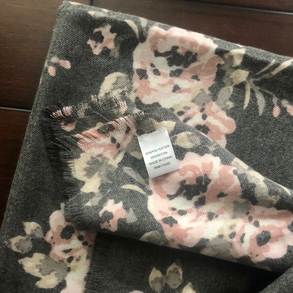 🎉HP🎉 🎀2 for $20🎀 Floral Scarf - Picture 3 of 6